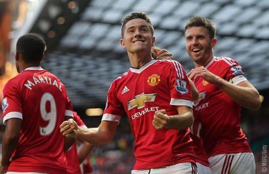 进球无效!阿齐兹第85分钟推射破门,裁判经VAR确认判罚越位在先.