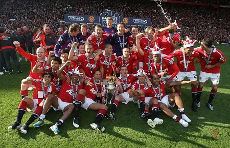 黑棋点是妙手,占据眼位破眼,是对杀时黑棋有眼杀白棋无眼的要点.