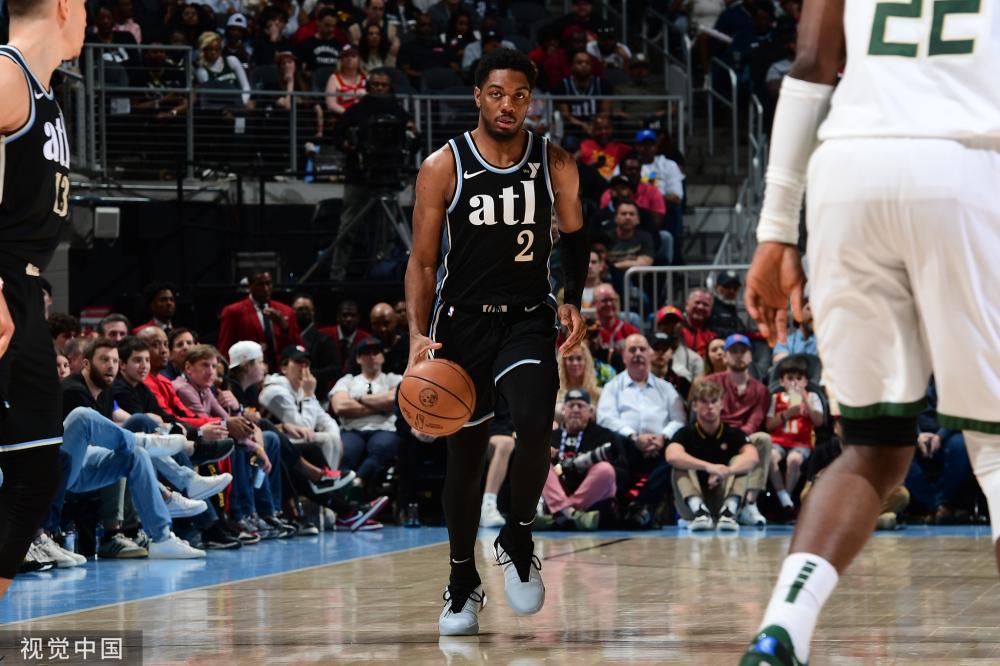 而她却表现 而她却表现